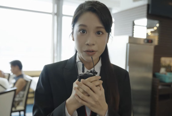 愛回家林凱恩希臘旅遊低胸大露背!疑真空上陣獲讚「小酥胸」!