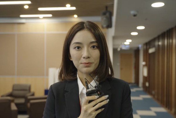 愛回家林凱恩希臘旅遊低胸大露背!疑真空上陣獲讚「小酥胸」!