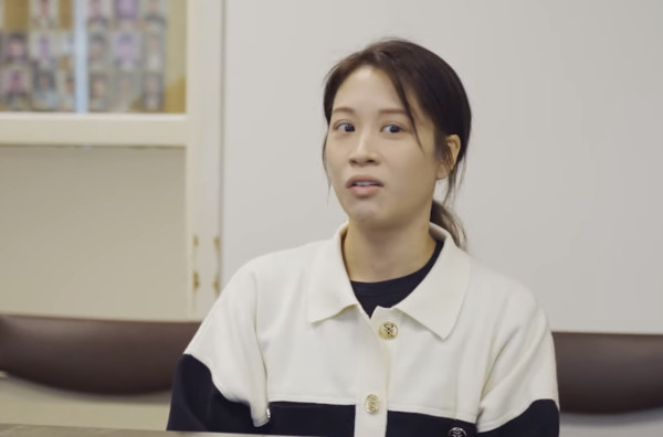 愛回家林凱恩希臘旅遊低胸大露背!疑真空上陣獲讚「小酥胸」!