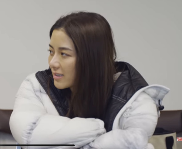 愛回家林凱恩希臘旅遊低胸大露背!疑真空上陣獲讚「小酥胸」!