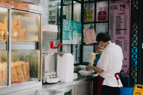 香港近12萬人無工開？港人苦訴各行業現狀：餐廳每日生意額少於千元