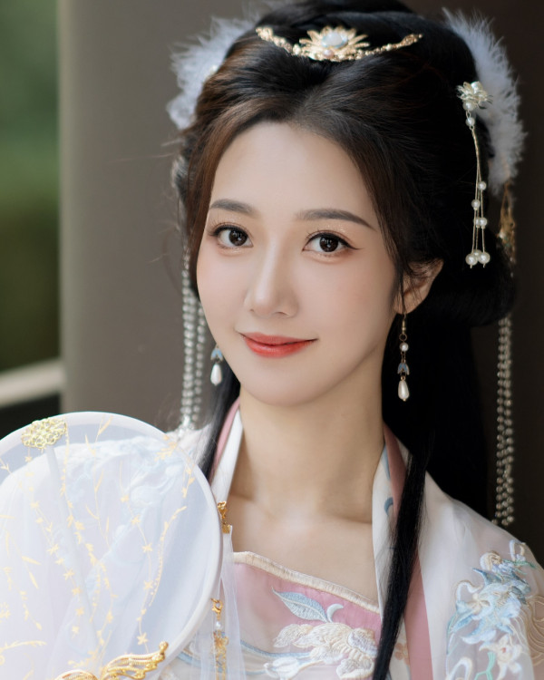 何依婷萬聖節扮修女、天使零孕婦感