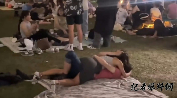 女生台南自拍機外跪坐在地 網民瞥見疑在演活春宮:已等了1小時