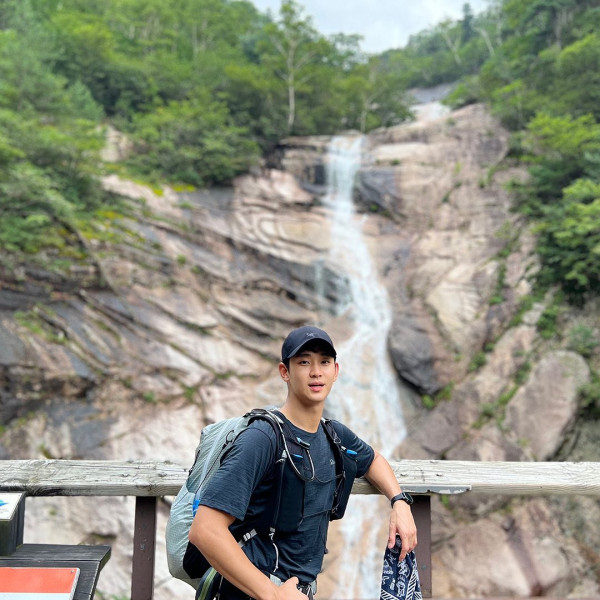 水瓶座男生10大性格特質:分析水瓶男喜歡你的行為、愛情攻略、優缺點(圖片來源:soohyun_k216)