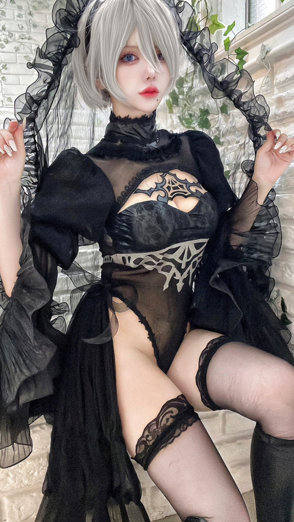 八尺大人Cosplay現身池袋萬聖節 誘人眼神面孔 同場與「貞子」合照