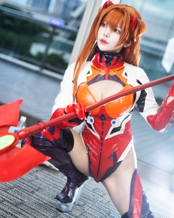 八尺大人Cosplay現身池袋萬聖節 誘人眼神面孔 同場與「貞子」合照