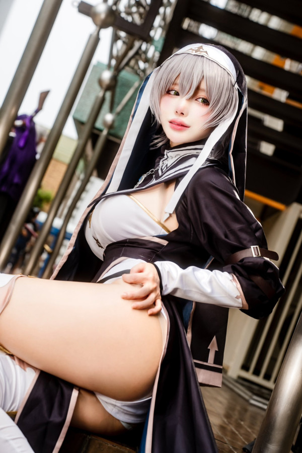 八尺大人Cosplay現身池袋萬聖節 誘人眼神面孔 同場與「貞子」合照