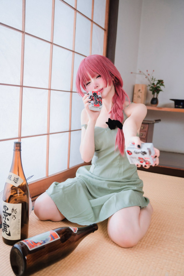 八尺大人Cosplay現身池袋萬聖節 誘人眼神面孔 同場與「貞子」合照