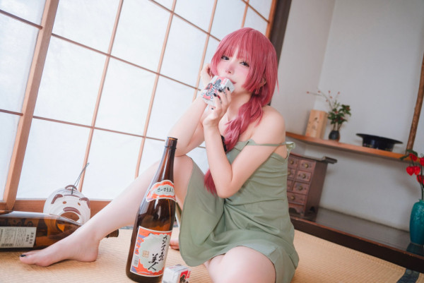 八尺大人Cosplay現身池袋萬聖節 誘人眼神面孔 同場與「貞子」合照