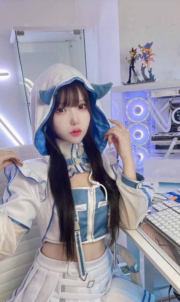 八尺大人Cosplay現身池袋萬聖節 誘人眼神面孔 同場與「貞子」合照