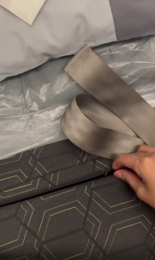 搭飛機坐低驚覺大腿刺痛 一看原來是1利器！網民質疑自編自導 