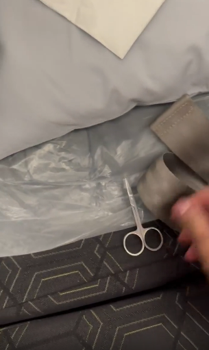 搭飛機坐低驚覺大腿刺痛 一看原來是1利器！網民質疑自編自導 