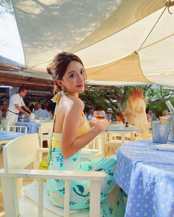 《金宵大廈》童顏演員珠海夜場被女圍 網友感莫名其妙：喺香港都無人識 