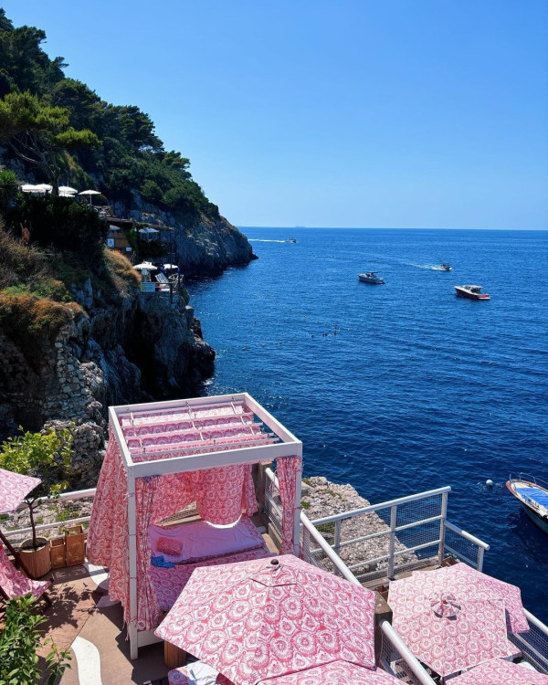 《金宵大廈》童顏演員珠海夜場被女圍 網友感莫名其妙：喺香港都無人識 