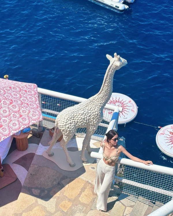 《金宵大廈》童顏演員珠海夜場被女圍 網友感莫名其妙：喺香港都無人識 