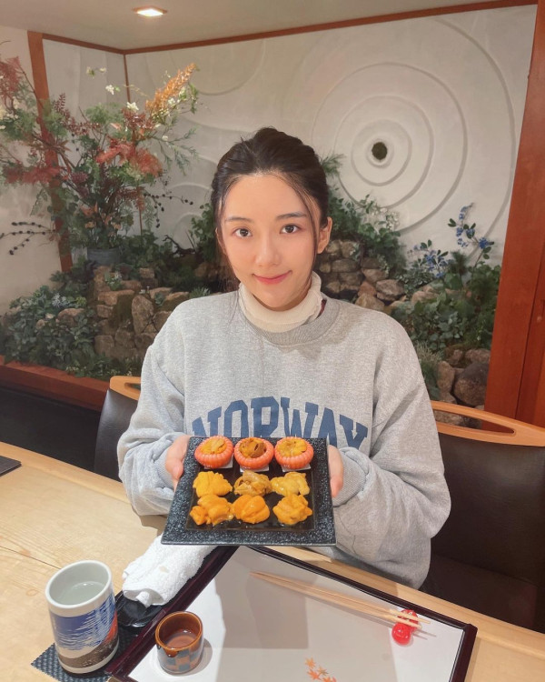 《金宵大廈》童顏演員珠海夜場被女圍 網友感莫名其妙：喺香港都無人識 