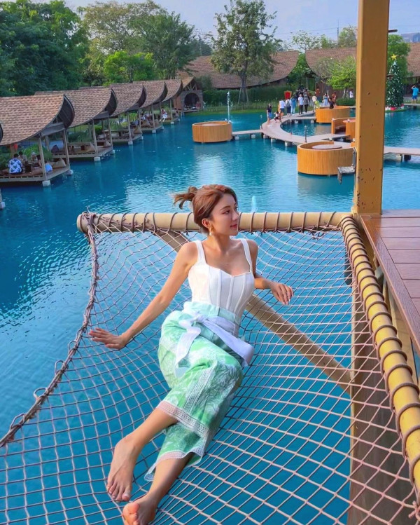 《金宵大廈》童顏演員珠海夜場被女圍 網友感莫名其妙：喺香港都無人識 