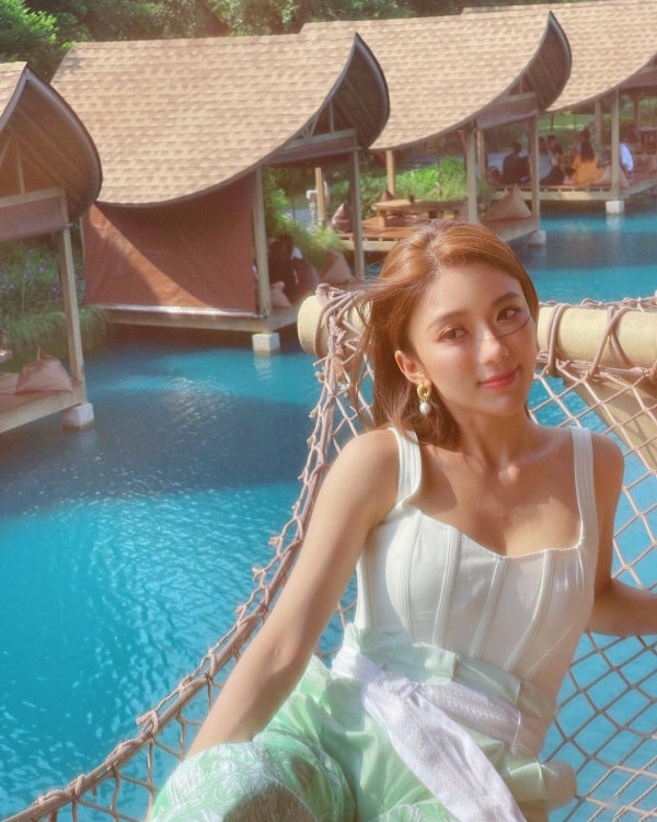 《金宵大廈》童顏演員珠海夜場被女圍 網友感莫名其妙：喺香港都無人識 