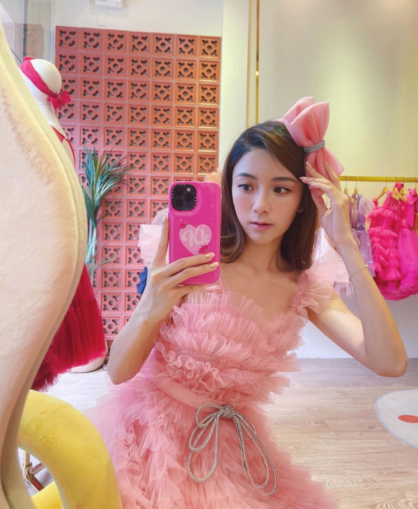 《金宵大廈》童顏演員珠海夜場被女圍 網友感莫名其妙：喺香港都無人識 