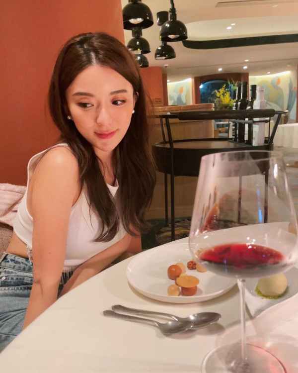 《金宵大廈》童顏演員珠海夜場被女圍 網友感莫名其妙：喺香港都無人識 