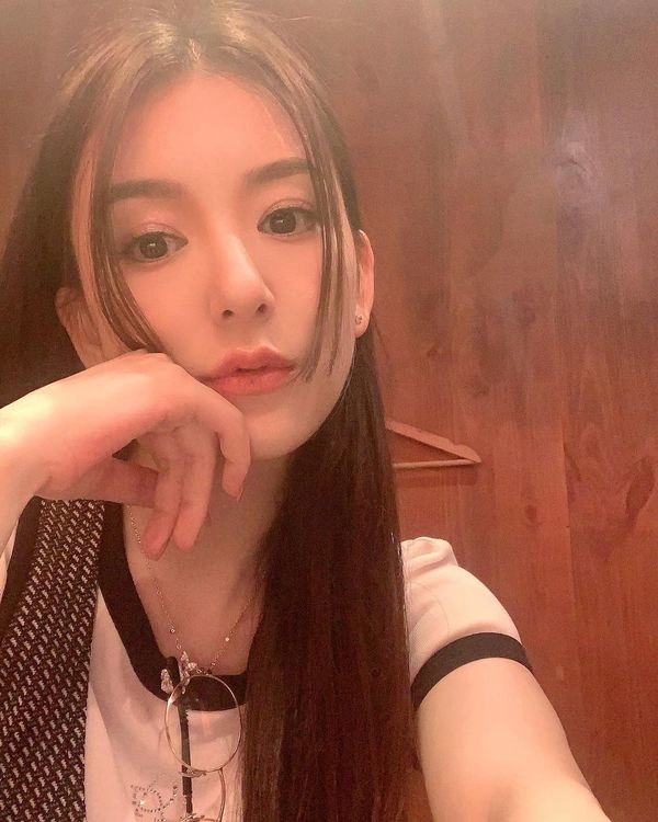 《金宵大廈》童顏演員珠海夜場被女圍 網友感莫名其妙：喺香港都無人識 