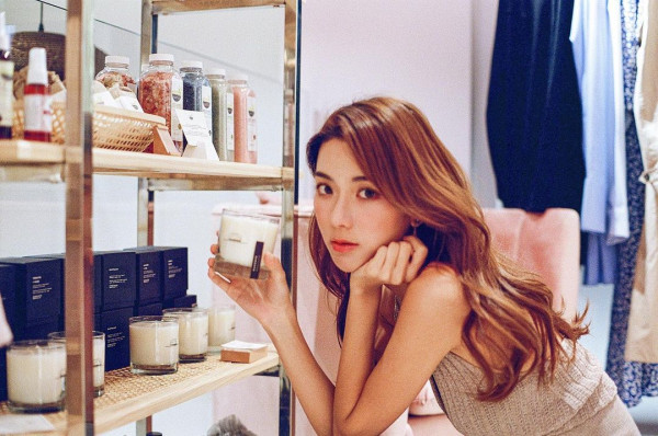 《金宵大廈》童顏演員珠海夜場被女圍 網友感莫名其妙：喺香港都無人識 