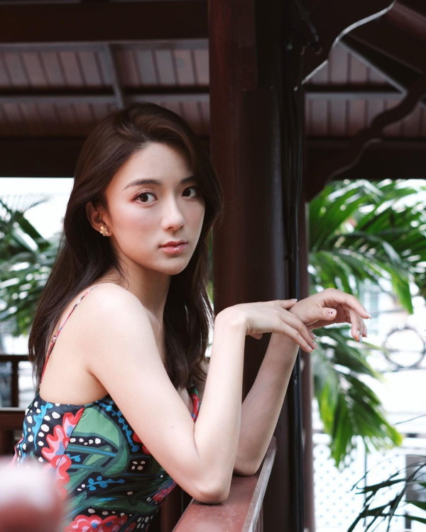 《金宵大廈》童顏演員珠海夜場被女圍 網友感莫名其妙：喺香港都無人識 