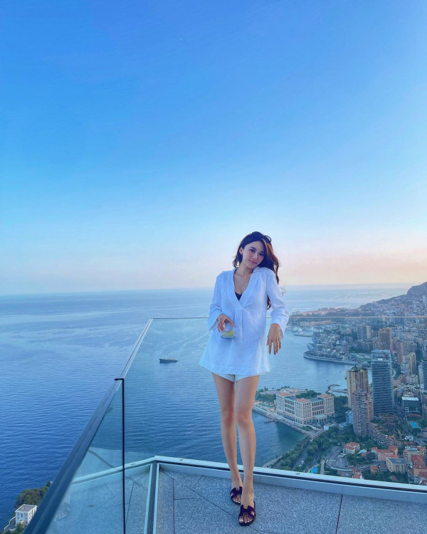 《金宵大廈》童顏演員珠海夜場被女圍 網友感莫名其妙：喺香港都無人識 