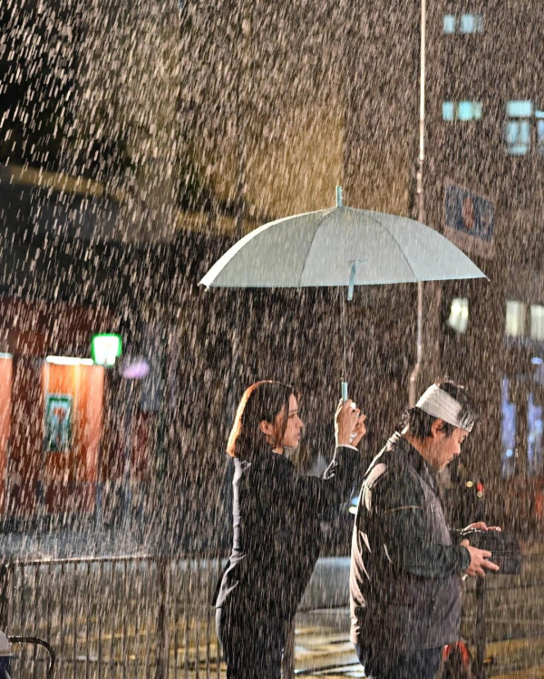 《金宵大廈》童顏演員珠海夜場被女圍 網友感莫名其妙：喺香港都無人識 