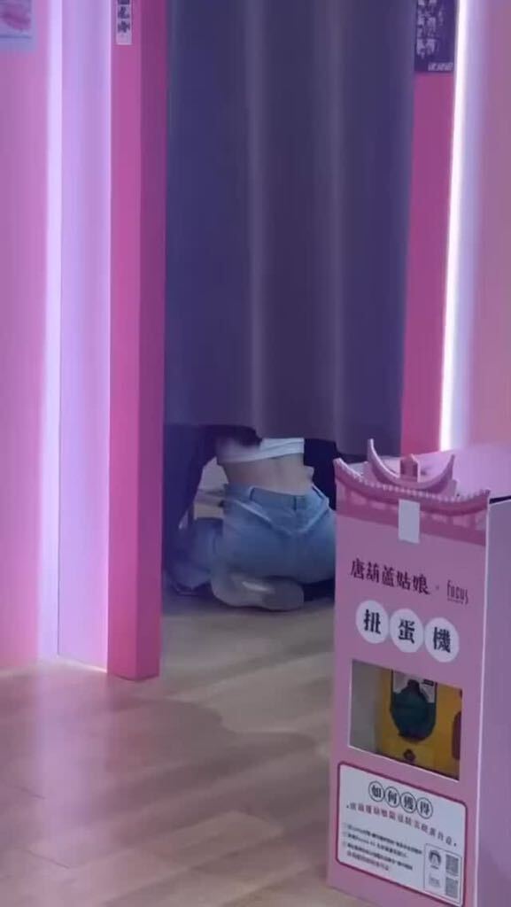 女生台南自拍機外跪坐在地 網民瞥見疑在演活春宮:已等了1小時