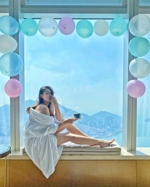 42歲前港姐冠軍遊杜拜 12歲女獲讚遺傳母親高䠷身材 