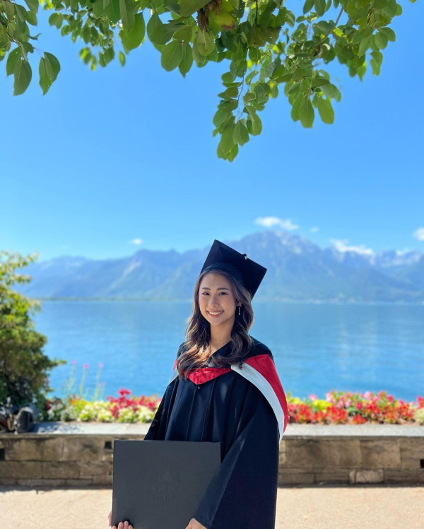 42歲前港姐冠軍遊杜拜 12歲女獲讚遺傳母親高䠷身材 