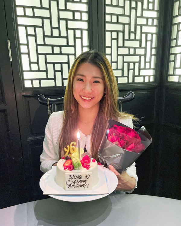 42歲前港姐冠軍遊杜拜 12歲女獲讚遺傳母親高䠷身材 