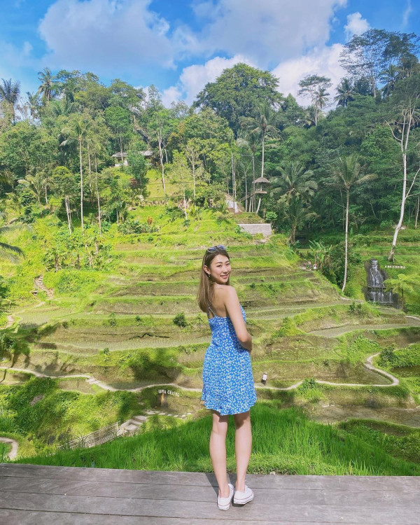 42歲前港姐冠軍遊杜拜 12歲女獲讚遺傳母親高䠷身材 