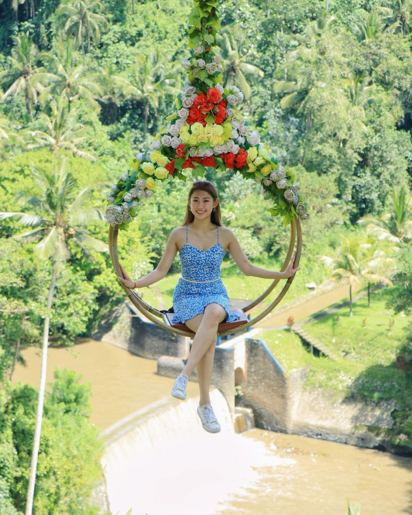 42歲前港姐冠軍遊杜拜 12歲女獲讚遺傳母親高䠷身材 