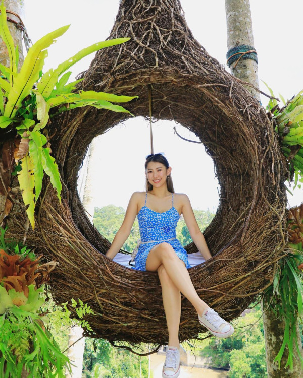 42歲前港姐冠軍遊杜拜 12歲女獲讚遺傳母親高䠷身材 