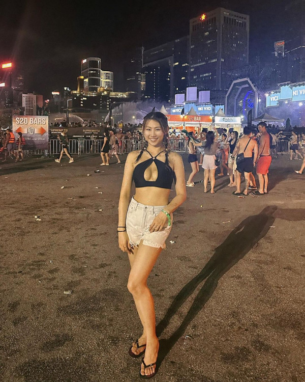 42歲前港姐冠軍遊杜拜 12歲女獲讚遺傳母親高䠷身材 