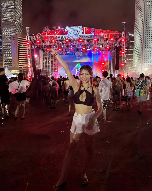 42歲前港姐冠軍遊杜拜 12歲女獲讚遺傳母親高䠷身材 