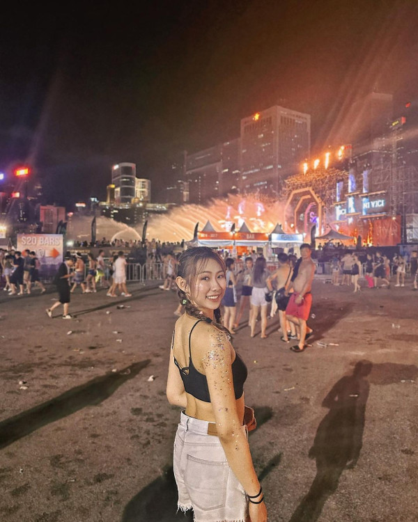 42歲前港姐冠軍遊杜拜 12歲女獲讚遺傳母親高䠷身材 