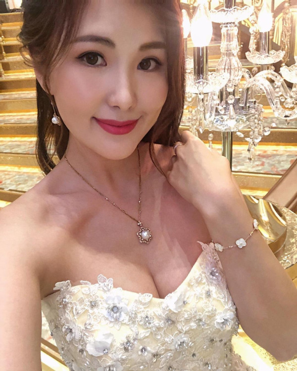 42歲前港姐冠軍遊杜拜 12歲女獲讚遺傳母親高䠷身材 