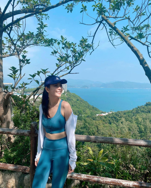 42歲前港姐冠軍遊杜拜 12歲女獲讚遺傳母親高䠷身材 