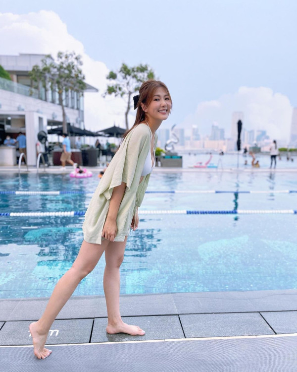 42歲前港姐冠軍遊杜拜 12歲女獲讚遺傳母親高䠷身材 