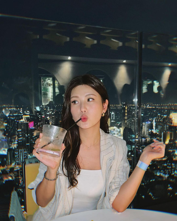 42歲前港姐冠軍遊杜拜 12歲女獲讚遺傳母親高䠷身材 