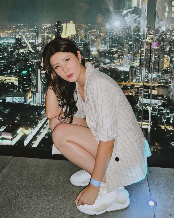 42歲前港姐冠軍遊杜拜 12歲女獲讚遺傳母親高䠷身材 