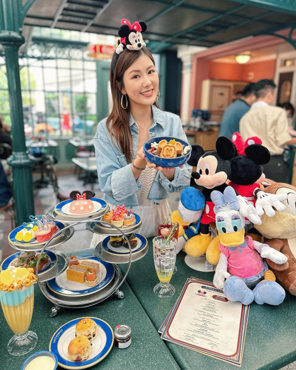 42歲前港姐冠軍遊杜拜 12歲女獲讚遺傳母親高䠷身材 