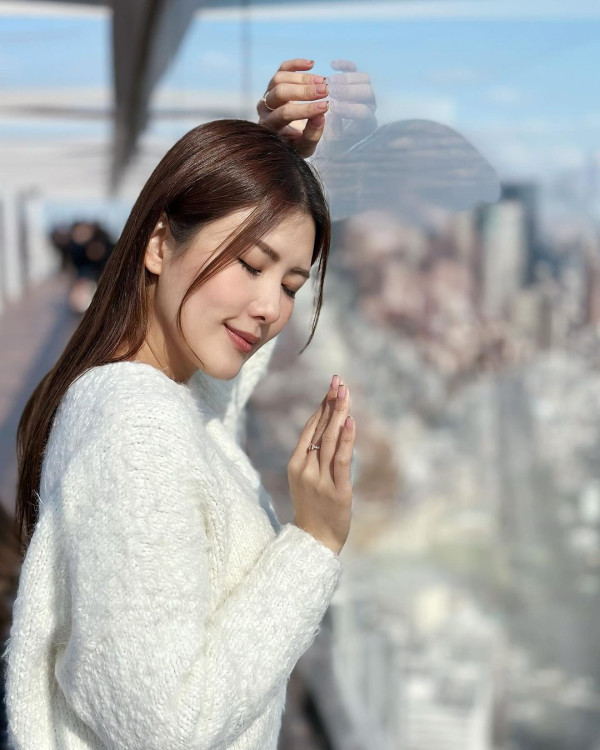 42歲前港姐冠軍遊杜拜 12歲女獲讚遺傳母親高䠷身材 