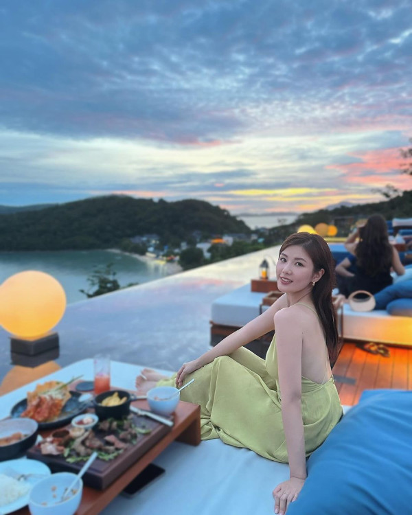 42歲前港姐冠軍遊杜拜 12歲女獲讚遺傳母親高䠷身材 