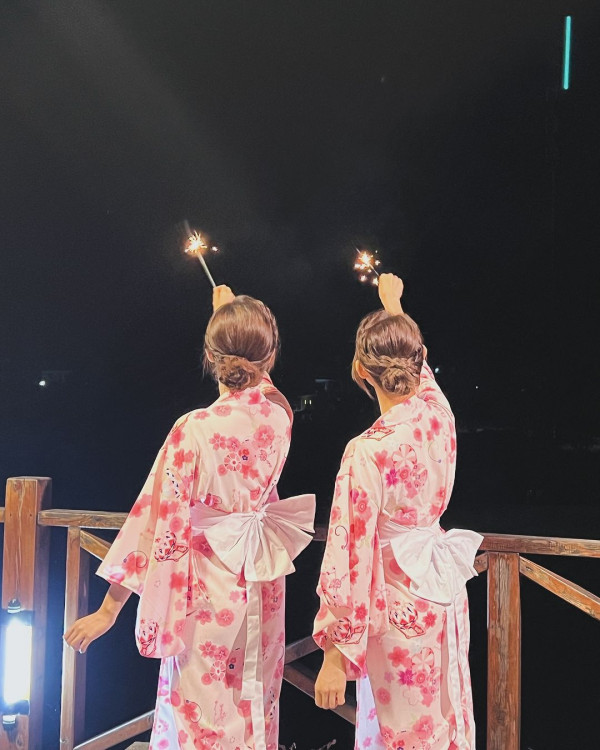 42歲前港姐冠軍遊杜拜 12歲女獲讚遺傳母親高䠷身材 