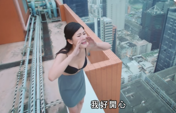 42歲前港姐冠軍遊杜拜 12歲女獲讚遺傳母親高䠷身材 