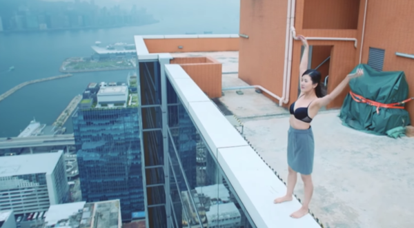 42歲前港姐冠軍遊杜拜 12歲女獲讚遺傳母親高䠷身材 